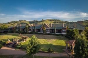 een luchtzicht op een huis met een tuin bij Estribo Hotel Estancia in Santo Antônio