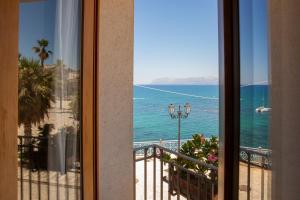 Cette chambre dispose d'un balcon offrant une vue sur l'océan. dans l'établissement Hotel Al Madarig, à Castellammare del Golfo