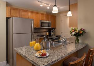 A kitchen or kitchenette at The Cove Lakeside Resort