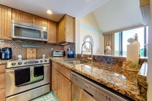 uma cozinha com um lavatório e um micro-ondas em Sea Colony --- 909 Annapolis House em Bethany Beach