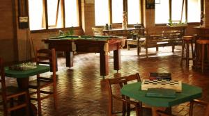 聖安東尼奧－杜皮尼亞爾的住宿－Pousada Villa Campestre，配有乒乓球桌和一些椅子的房间
