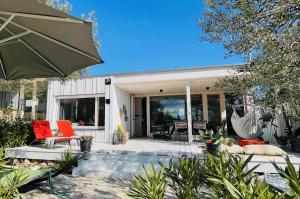 dom z hamakiem na patio w obiekcie Buqez Eco Resort - Beach Villa No 29 - Seaview w mieście Drage