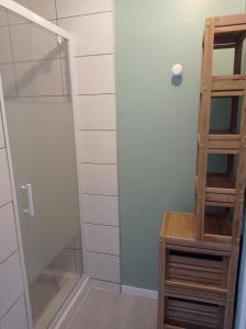 une douche à l'italienne avec une porte en verre et une échelle dans l'établissement Chez Simone, au Tréport