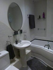 Bathroom sa Lovely 2 bed flat in the VERY CENTRE of Newcastle