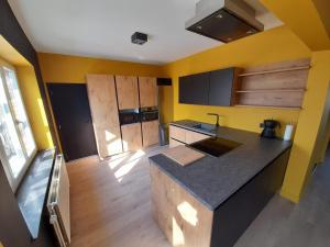 una vista aérea de una cocina con paredes amarillas en Maison de vacances familiale à Vresse s/ Semois en Vresse-sur-Semois