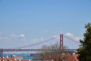 un gran puente en el fondo de una ciudad en Enjoy the Sunny Balcony, By TimeCooler en Lisboa