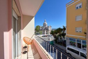 リスボンにあるEnjoy the Sunny Balcony, By TimeCoolerの建物の景色を望むバルコニー