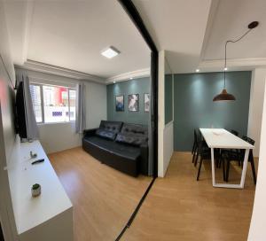 TV a/nebo společenská místnost v ubytování 101- Lindo Apartamento Amplo e decorado, 2 quartos, sala, cozinha completa, mobiliario moderno, lavanderia , Excelente localização no bairro Bigorrilho