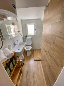 uma pequena casa de banho com WC e lavatório em House Varoš em Zadar