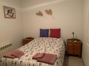 - une chambre avec un lit et 2 oreillers dans l'établissement Casa de Chelo y Eladio, à Iruz