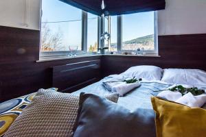 Postel nebo postele na pokoji v ubytování Apartament Deluxe z SAUNĄ - 5D Apartamenty