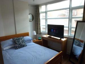 Kama o mga kama sa kuwarto sa Lovely 2 bed flat in the VERY CENTRE of Newcastle