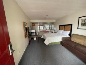 Tempat tidur dalam kamar di Heritage Inn & Suites