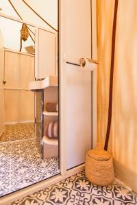 Ванна кімната в Sunset luxury camp