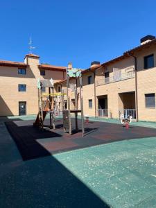 une aire de jeux vide devant un bâtiment dans l'établissement Vivienda de uso Turístico - La Garnacha, à Rodezno