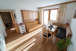 A seating area at Alpin Apartments
