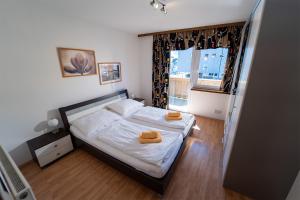 A bed or beds in a room at Alpin Apartments Még 37 kép