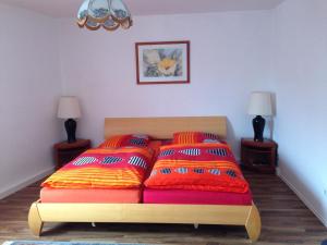 ein Schlafzimmer mit einem Bett mit bunten Kissen darauf in der Unterkunft Apartment Nürnberg-City in Nürnberg