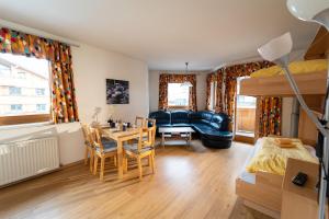A seating area at Alpin Apartments