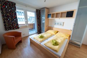 A bed or beds in a room at Alpin Apartments