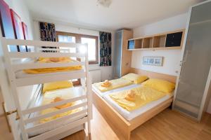 A bed or beds in a room at Alpin Apartments