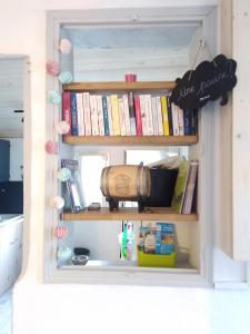 Sarrancolin的住宿－Maison 4 personnes en bord de rivière，厨房里装满书籍的书架