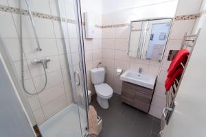A bathroom at Alpin Apartments