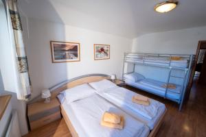 A bed or beds in a room at Alpin Apartments