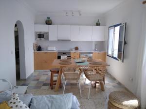 uma cozinha com mesa e cadeiras num quarto em Aguaviva em Punta Mujeres