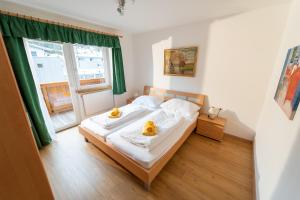 A bed or beds in a room at Alpin Apartments