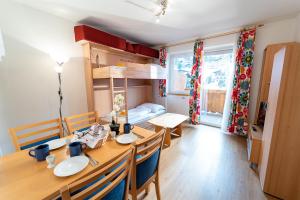 A bed or beds in a room at Alpin Apartments