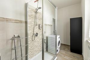 W łazience znajduje się prysznic ze szklanymi drzwiami. w obiekcie Al 33 di Via Roma - Apartments w mieście Cardano al Campo +37 zdjęć