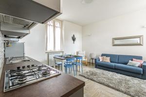 kuchnia i salon z kuchenką i kanapą w obiekcie Al 33 di Via Roma - Apartments w mieście Cardano al Campo