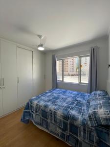Postel nebo postele na pokoji v ubytování 101- Lindo Apartamento Amplo e decorado, 2 quartos, sala, cozinha completa, mobiliario moderno, lavanderia , Excelente localização no bairro Bigorrilho