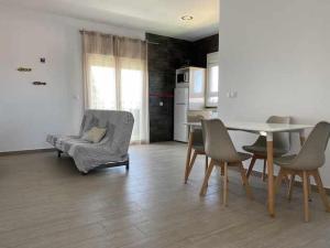 salon ze stołem i krzesłami oraz kuchnia w obiekcie Apartamento 4 Atlantico w Kadyksie