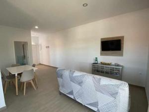 Telewizja i/lub zestaw kina domowego w obiekcie Apartamento 4 Atlantico