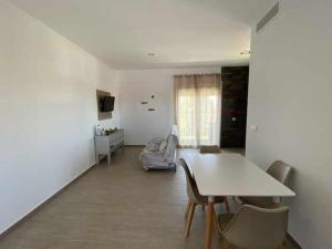 salon z białym stołem i krzesłami w obiekcie Apartamento 4 Atlantico w Kadyksie