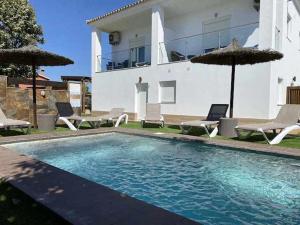 basen przed domem w obiekcie Apartamento 4 Atlantico w Kadyksie