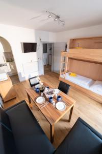 A bed or beds in a room at Alpin Apartments