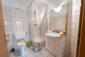 A bathroom at Alpin Apartments