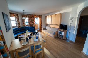 A seating area at Alpin Apartments