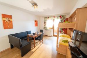 A seating area at Alpin Apartments