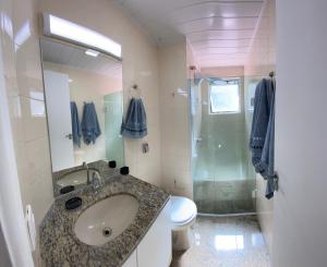 A bathroom at 101- Lindo Apartamento Amplo e decorado, 2 quartos, sala, cozinha completa, mobiliario moderno, lavanderia , Excelente localização no bairro Bigorrilho