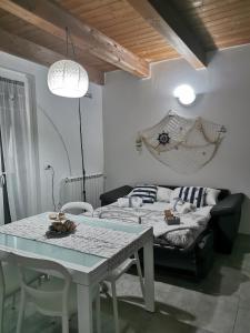 een woonkamer met een tafel en een bank bij GINEVRA in La Spezia