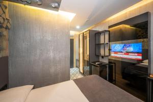 TV a/nebo společenská místnost v ubytování Continental Airport Hotel