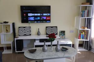 TV i/ili multimedijalni sistem u objektu PEARL LULU MODERN BNB Homestay