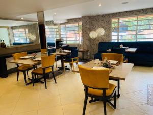 Restoranas ar kita vieta pavalgyti apgyvendinimo įstaigoje Hotel Retiro 84 by MIJ