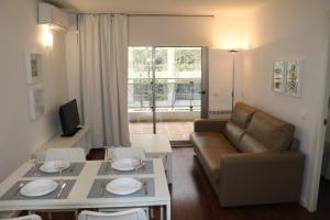 ein Wohnzimmer mit einem Sofa und einem Tisch in der Unterkunft MyF Michelangelo Top in Salou