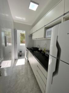 Kuchyň nebo kuchyňský kout v ubytování 101- Lindo Apartamento Amplo e decorado, 2 quartos, sala, cozinha completa, mobiliario moderno, lavanderia , Excelente localização no bairro Bigorrilho