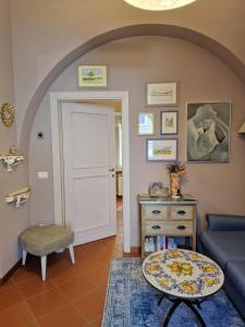 een woonkamer met een blauwe bank en een tafel bij Il Cortile di San Rufino in Assisi